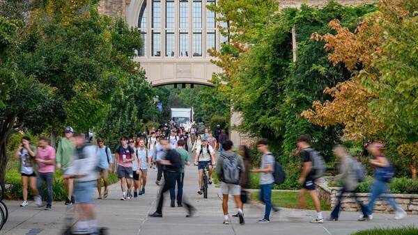 a large number of students walking to class on the Notre Dame campus